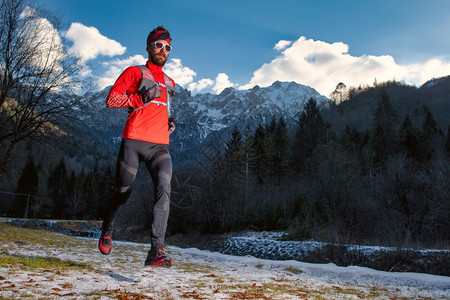 天空竞赛耐力冬季训练期间在山区长途跑步的上健康图片