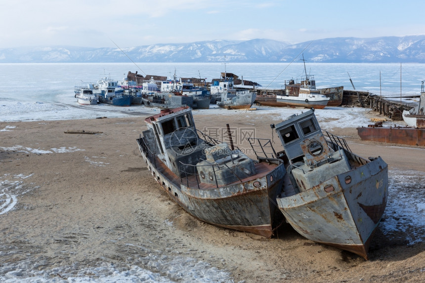 雪俄罗斯伊尔库茨克地区贝加尔湖上奥克洪岛岸的旧冷冻船老白色图片