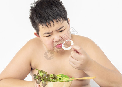 维他命有机的一个胖男孩讨厌吃蔬菜沙拉严肃的图片