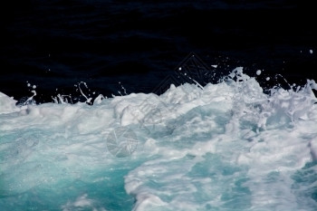 马洛卡溅起Azure和白船用色喷洒雾和投落的深蓝色背景摘要唤醒海雾喷剂图片