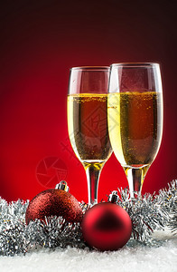 派对两杯雪上香槟准备用于圣诞节庆祝活动红底的酒香槟精图片