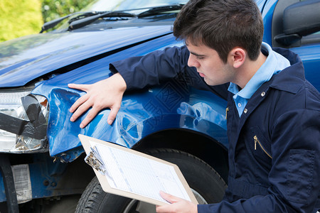 检查汽车损坏和充装修理估计值CSOCOF人们写作坊图片