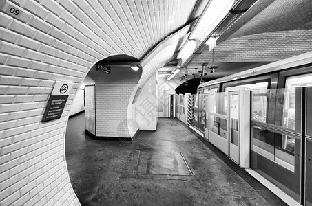 火车管子人们巴黎地铁列车内站图片