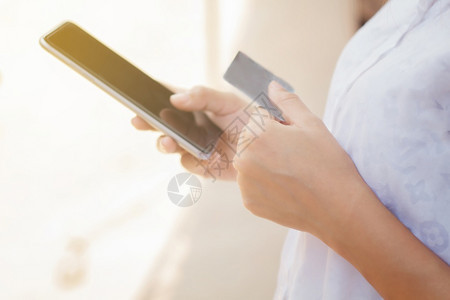 店铺亚洲网络上使用电话和信卡购物有选择地关注女亚尼安人转移图片