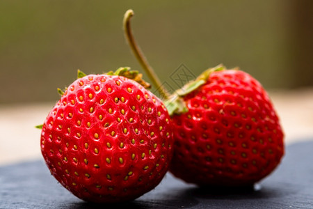 鲜嫩草莓的精细新鲜成熟红草莓细节以展示种子甜点可口红色的图片