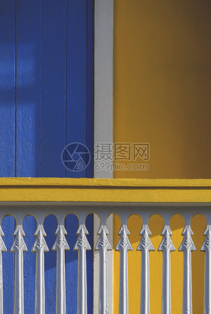 阴凉处结石蓝色木门前的露台白色巴勒斯脱表面的阳光和阴影以及古时风格和垂直架状的黄色水泥墙建造图片