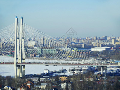 行动建筑学冬季的圣彼得堡有电缆线架桥和码头空中观察的海底网天际线图片