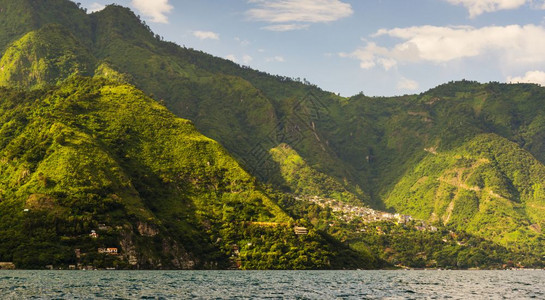 绿色中美洲危地马拉阿提特兰湖山中圣克鲁斯的景象笼罩着山脉克鲁兹风景优美图片