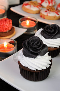 休息新鲜蛋糕巧克力松饼和奶油装饰与黑色蛋白质从马兹潘玫瑰图片