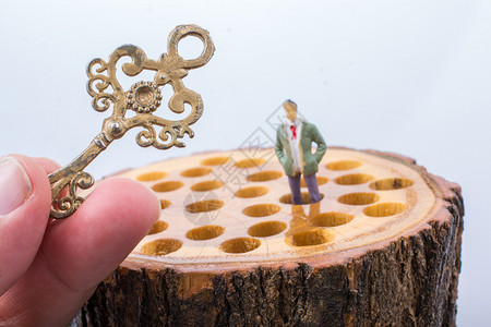 木偶行政人员钥匙和小雕像在木上人类图片