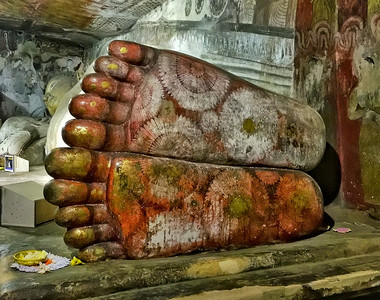 复杂的脚丫子结石在斯里兰卡Dambulla的金殿洞穴寺庙建筑群中佛脚被涂上明亮的颜色和模式图片