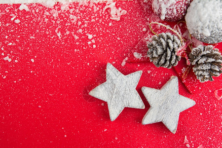 星红圣诞庆贺卡节球和雪上之星庆典锥体图片