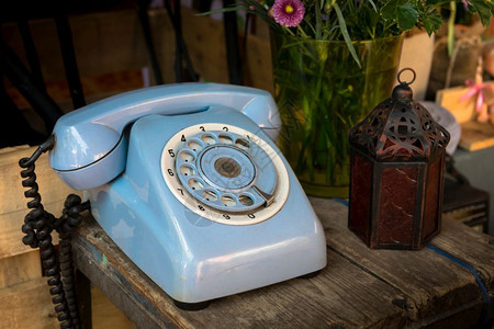蓝旧电话信过时的正面图片
