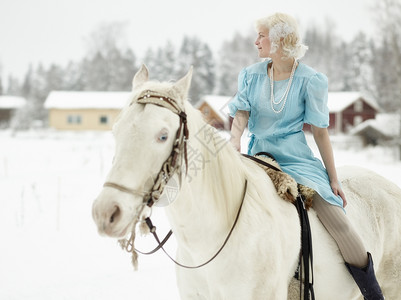 身着蓝裙子骑白马的迷人女辔自然骑士图片