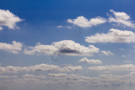 天空云气夏广阔的蓝色空和云图片