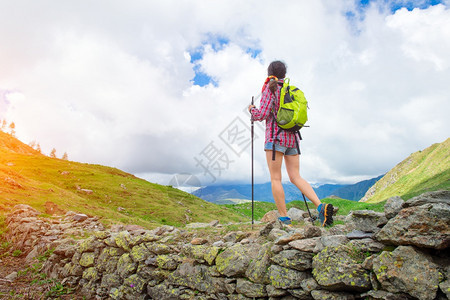 穿短裤的瘦女孩在夏日美丽的山地风景中独自旅行徒步者人们远足图片