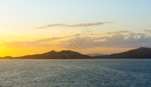 户外日落在南太平洋新喀里多尼亚Noumea的一个海湾上空洋背景