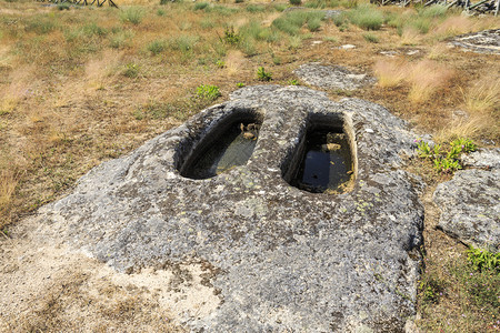 一种墓包围7世纪或8在葡萄牙BeiraAlta的FornosdeAlgodres附近FornosAlgodres附近的福卡达斯内图片