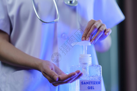 医生用消毒液洗手图片