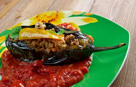 黑色的美食Karnyark土耳其和伊朗菜由茄子和混合洋葱大蒜黑胡椒西红柿鹦鹉和地肉混在一起堆满的茄子黑辣椒柑橘和土肉组成香菜图片