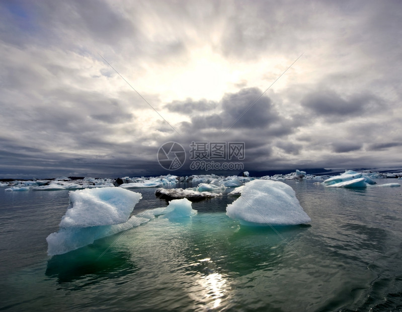 日落在冰岛著名的Jokulsarlon冰川湖上山来自瓦特纳霍古尔漂浮的冰山这个位置被用来拍摄各种动作电影水用过的为了图片