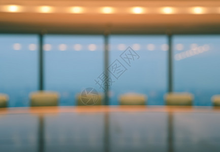 带有窗口城市背景的空会议室模糊图像Business概念办公室抽象的镇图片