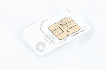 电话的SIM卡片被放在白色背景上微技术图片