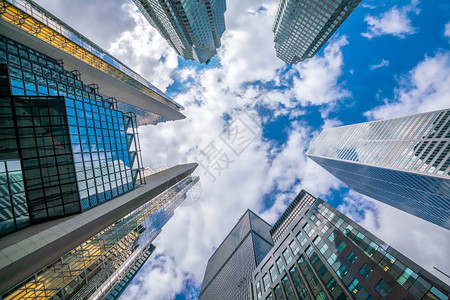 高的商业与多伦摩天大楼一起寻找市中心金融区的一张照片公司图片