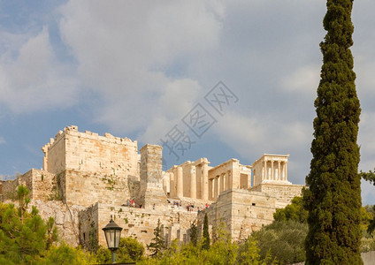 建筑学白色的希腊雅典大都会在一棵Cypress树后面地标图片