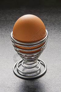 螺旋金属蛋杯与鸡蛋图片