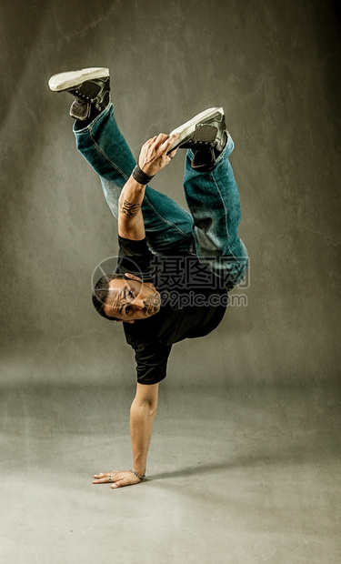 活力照片来自从事节日舞蹈运动的男子积极成人图片