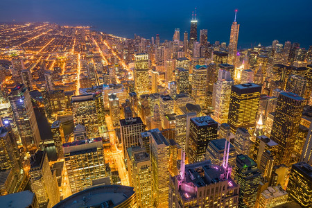 芝加哥市中心日落时的空景象从高升起夜晚交通建筑学图片