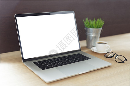 桌面新的工作上显示白色屏幕侧视图的工作台膝上型计算机角度图片