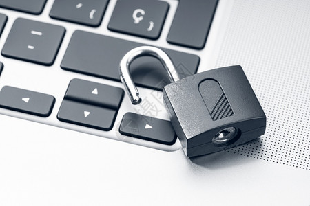 防火墙警卫现代膝上型电脑计算机安全脆弱概念的开放锁链安全图片