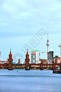 柏林城市风景与Oberbaum桥在晚上运输狂欢河图片