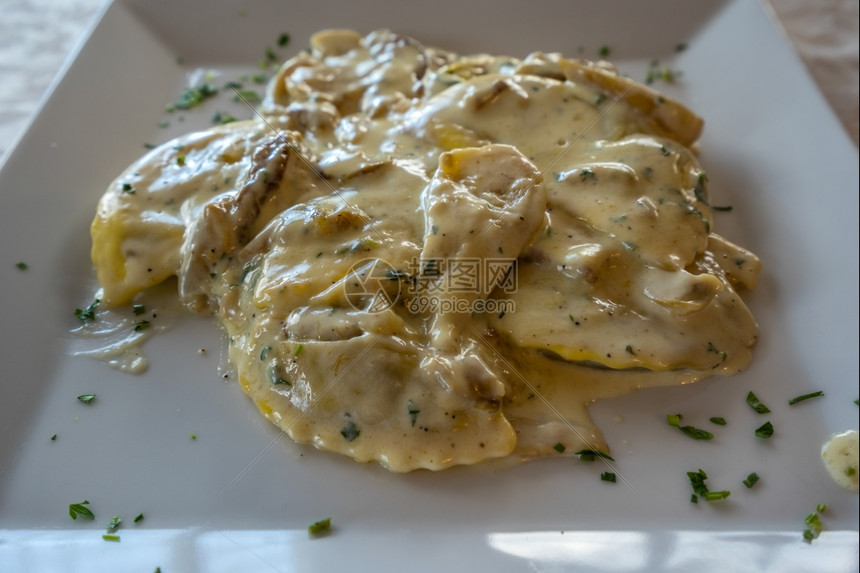 可口意大利语面粉Tortelloni与蘑菇Porcini奶油和草药水芹图片