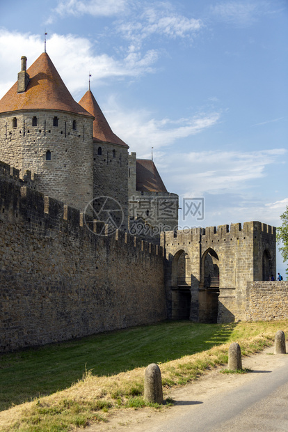 旅行位于法国西南部朗格多克鲁西永地区的中世纪堡垒和城墙市卡尔松于五世纪由西哥特人建立于1853年修复现为联合国教科文组织世界遗产图片