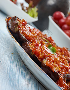 盘子蔬菜Garniyarikh肉类大蒜草药和番茄加的子阿塞拜疆烹饪传统各种菜盘TopView烘烤的图片