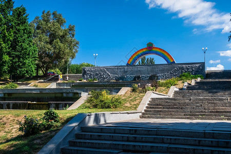 历史亚山德罗夫斯克街道Zaporozhye乌克兰0721Voznesenovsky公园的彩虹喷泉库在乌克兰Zaporozhye的图片