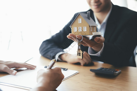 房地产购买租赁或出售房屋保险或贷款不动产房地买卖售住房买保险和金融的一种预算图片