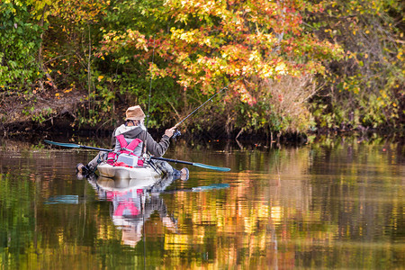 秋天在湖边钓鱼乘船在湖边钓鱼抓住轮廓积极的图片