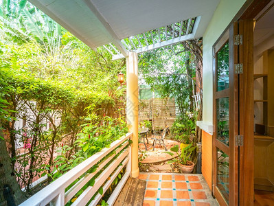 休息在花园的角落里在泰国度假别墅前家具阳台自然图片