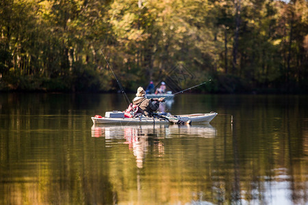 水独木舟秋天在湖边钓鱼跟船一起旅行图片