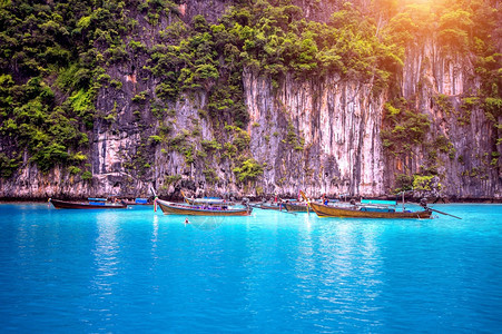 泻湖泰国克拉比PhiPhi岛Maya湾长船和蓝水披图片
