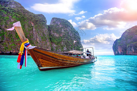 自然天空风景泰国克拉比PhiPhi岛Maya湾长船和蓝水图片