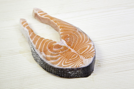 吃菲力鲑鱼在木材上健康食用生鱼切日本食物生鱼片图片