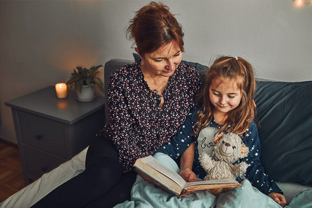 喜悦自在为了妈睡前床上给女儿看书睡前读故事给孩子听睡前故事图片
