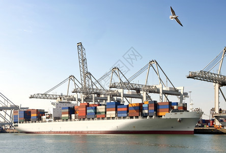 水大型集装箱船舶停泊在工业港口卸货时桥存在图片