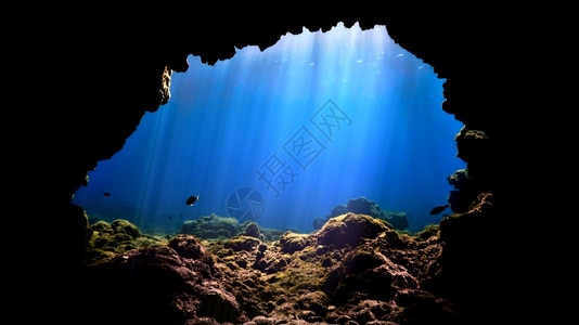 阳光下的海洋一种4号潜水来自下洞穴的光线背景