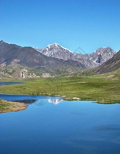远足多岩石的谷吉尔斯坦的高山和湖泊地区亚洲旅行图片